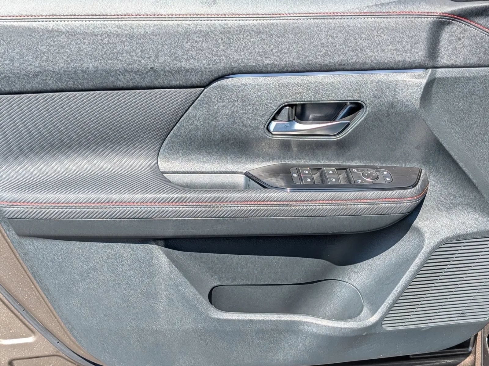 Certified 2025 Nissan Kicks SR FWD image 10