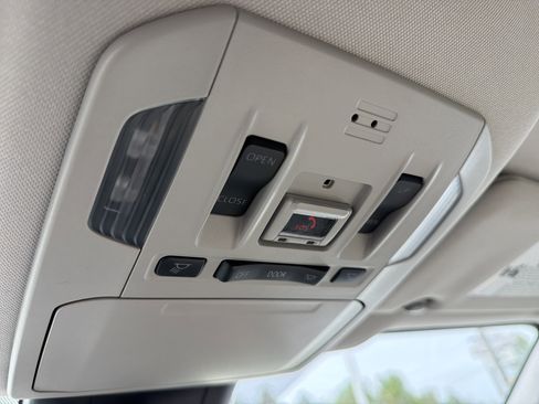 Used 2022 Toyota Highlander XLE AWD/4WD image 35