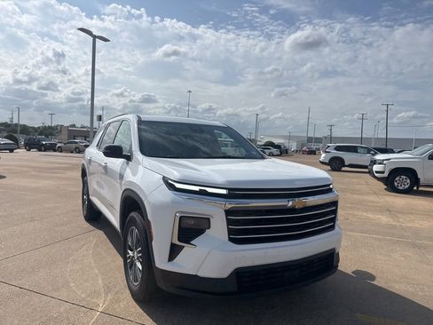 Used 2025 Chevrolet Traverse LT image 2