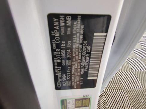 Used 2025 Hyundai Elantra SEL FWD image 46