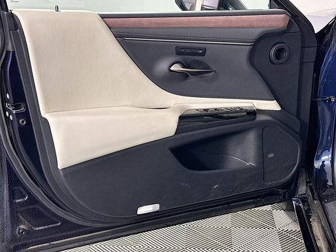 Used 2025 Lexus ES 300h w/ Premium Package image 19