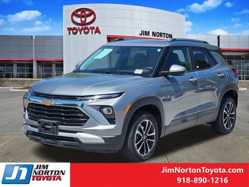Used 2025 Chevrolet TrailBlazer LT AWD/4WD image 3