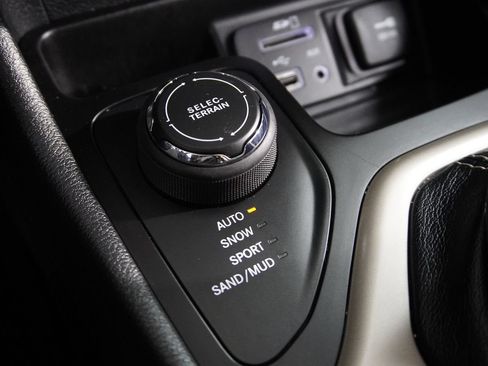 Used 2016 Jeep Cherokee Latitude w/ Cold Weather Group AWD/4WD image 22
