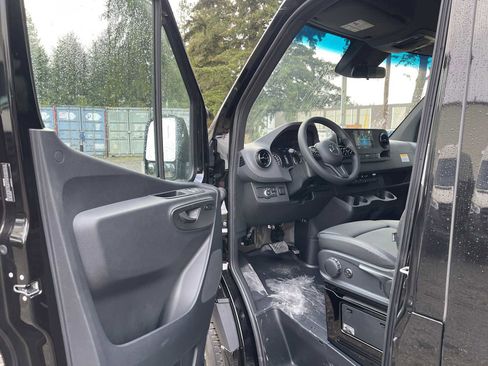 Used 2024 Mercedes-Benz Sprinter 2500 image 20