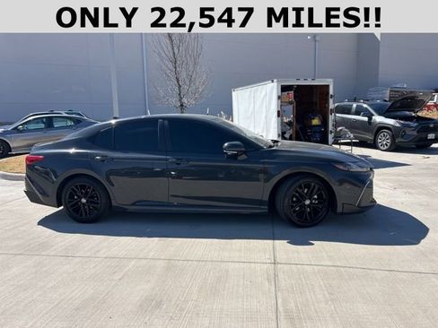 Used 2025 Toyota Camry SE w/ Convenience Package image 2