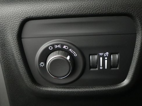 Used 2025 Jeep Grand Cherokee Altitude image 29