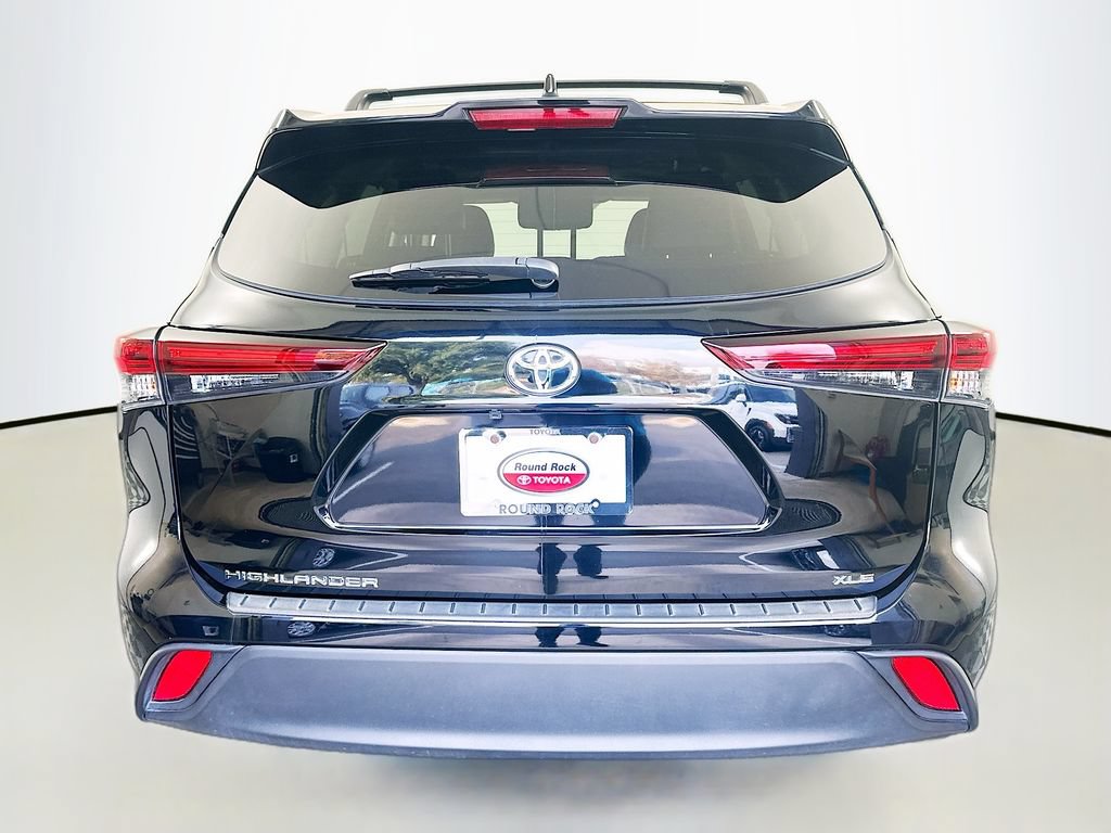 Used 2024 Toyota Highlander XLE FWD image 6