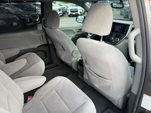 Used 2016 Toyota Sienna LE AWD/4WD image 17