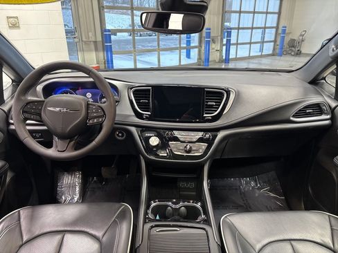 Used 2025 Chrysler Pacifica Limited image 34