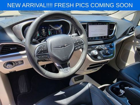 Used 2024 Chrysler Pacifica Touring-L FWD image 9