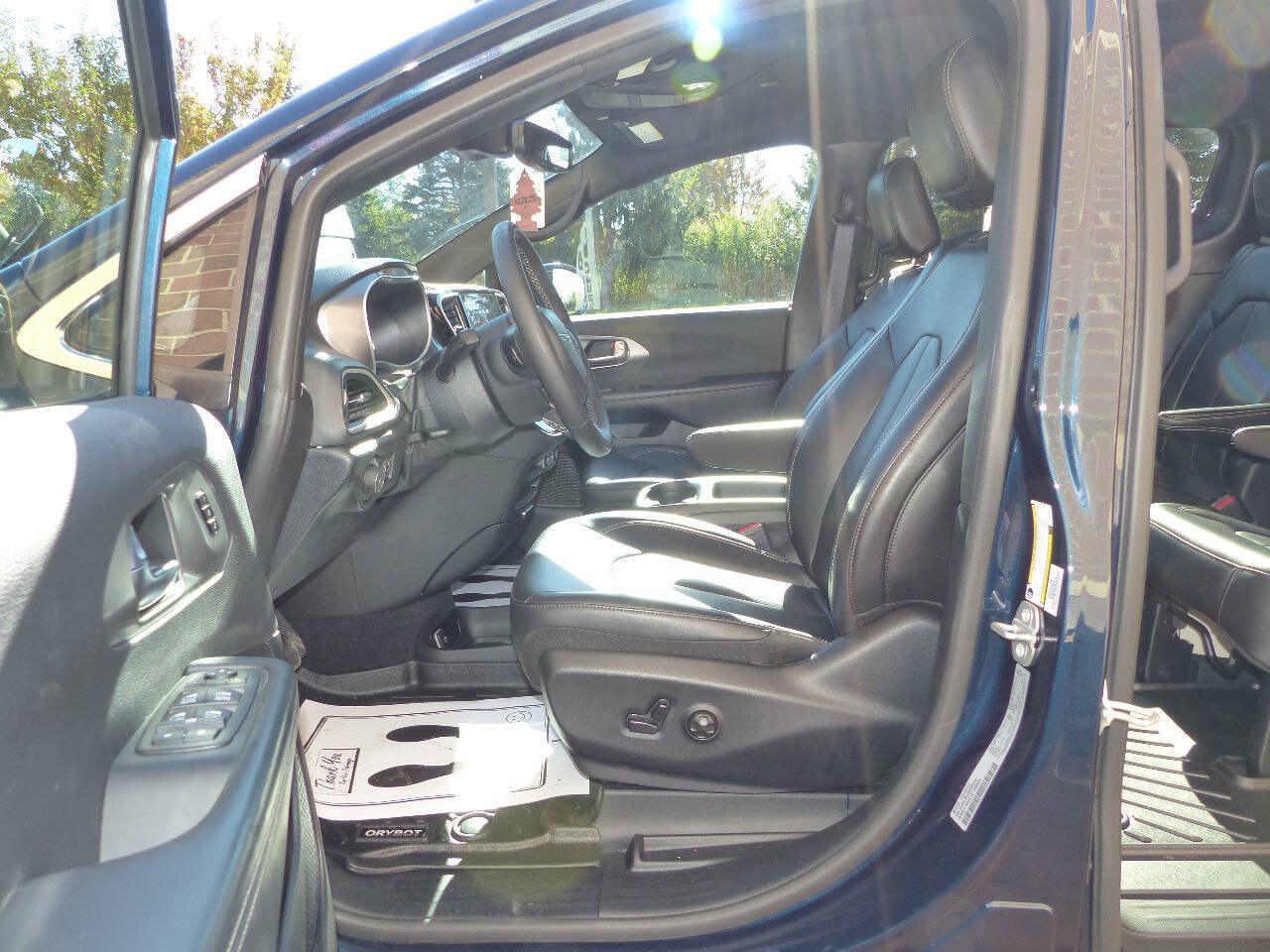Used 2025 Chrysler Pacifica Select FWD image 24