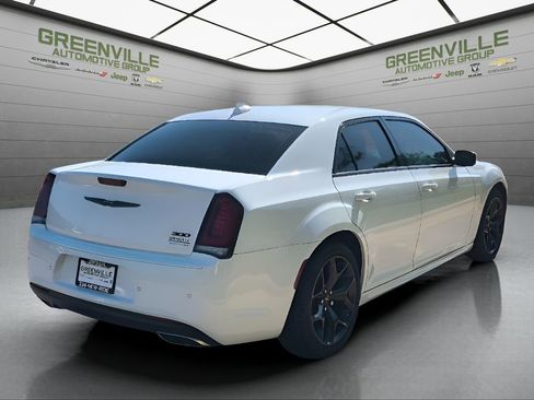 Used 2022 Chrysler 300 Touring L image 6