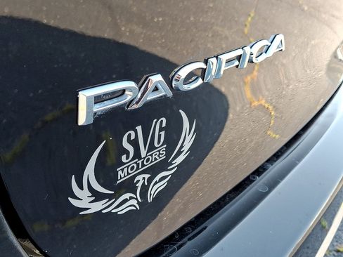 Used 2024 Chrysler Pacifica Touring-L FWD image 24