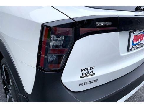 Used 2025 Nissan Kicks SR FWD image 28