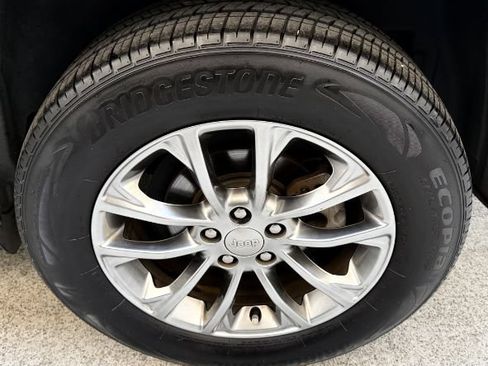 Used 2019 Jeep Cherokee Latitude Plus FWD image 25