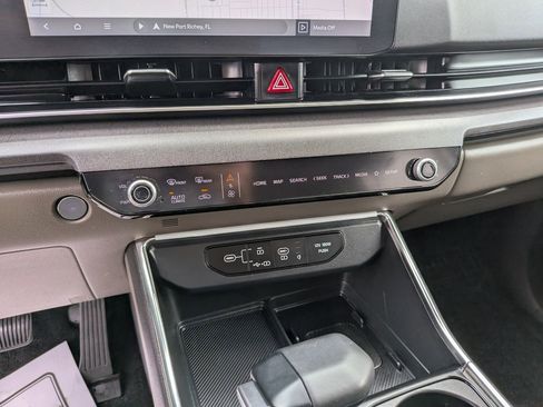 Certified 2025 Kia Carnival SX FWD image 27
