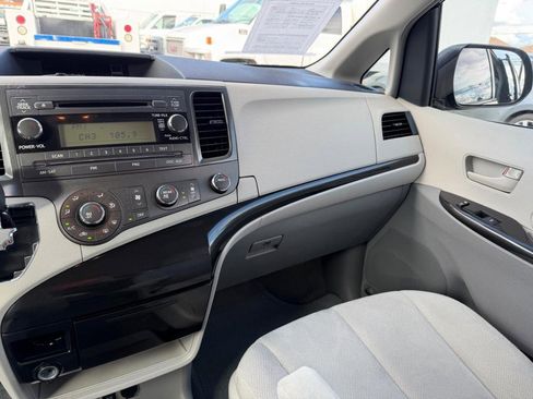 Used 2014 Toyota Sienna L image 26