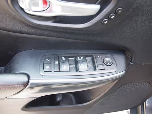 Used 2016 Jeep Cherokee Trailhawk w/ Comfort/Convenience Group AWD/4WD image 8