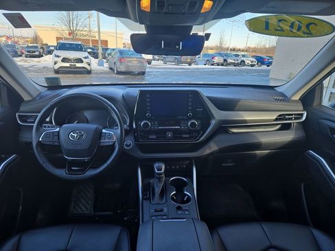Used 2021 Toyota Highlander XLE image 12