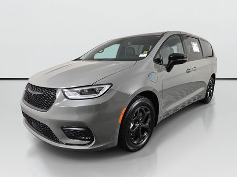 Used 2023 Chrysler Pacifica Limited w/ Uconnect Theater Family Group FWD image 7