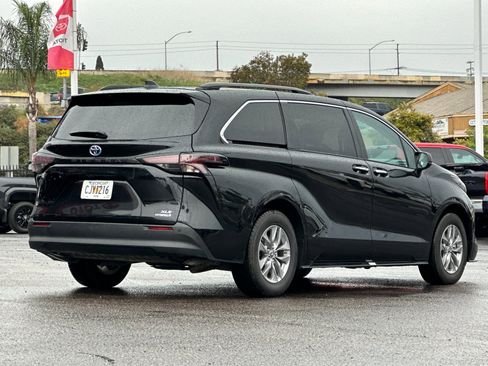 Used 2024 Toyota Sienna XLE image 5