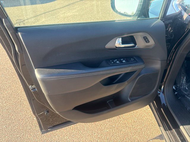 Used 2025 Chrysler Pacifica Select FWD image 14