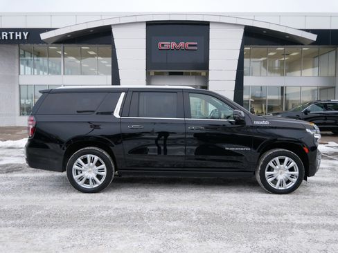 Used 2021 Chevrolet Suburban High Country image 2