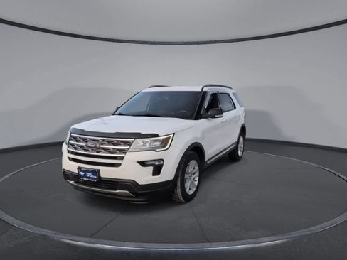 Certified 2018 Ford Explorer XLT w/ Equipment Group 202A image 3