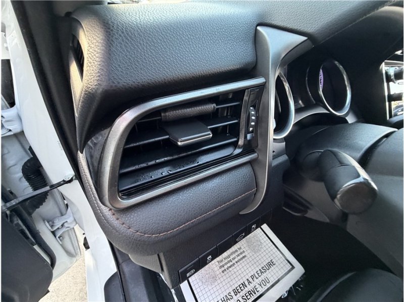Used 2019 Toyota Camry LE FWD image 31
