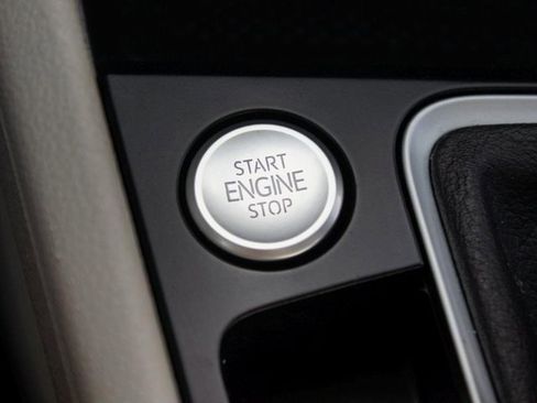 Used 2023 Volkswagen Jetta SE w/ Panoramic Sunroof Package image 9