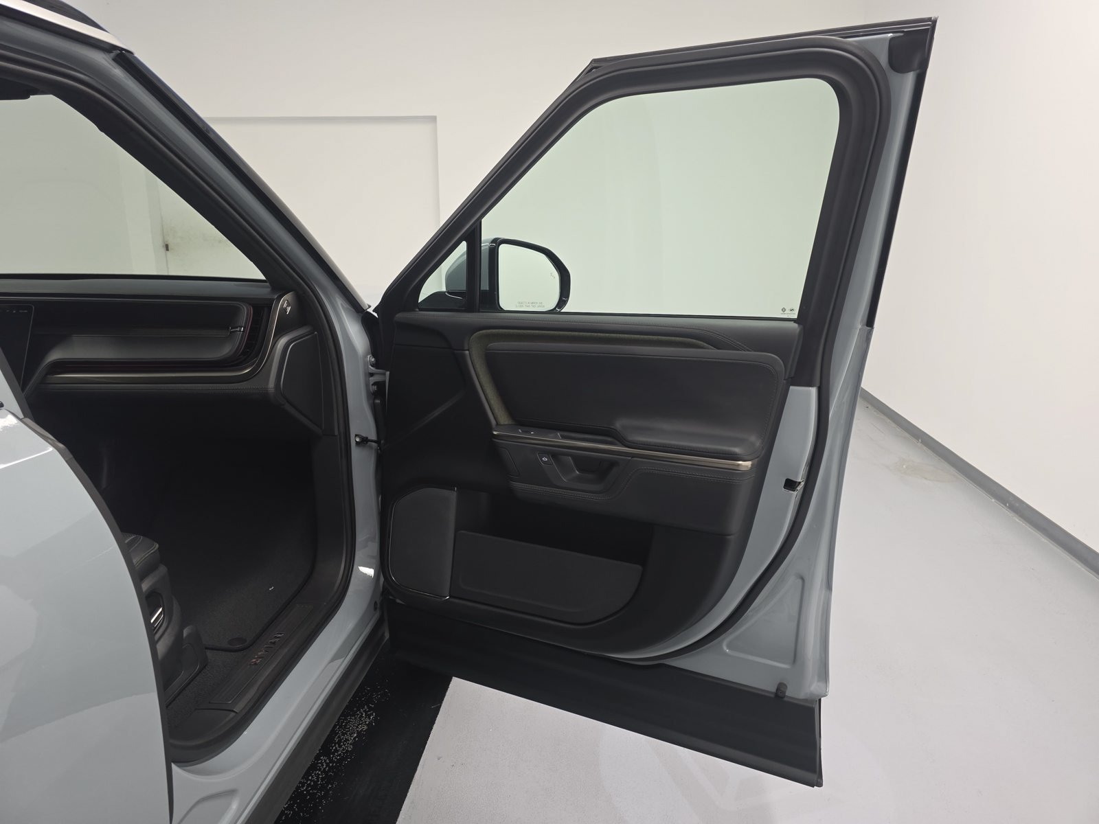 Used 2025 Rivian R1S Adventure Dual AWD/4WD image 18