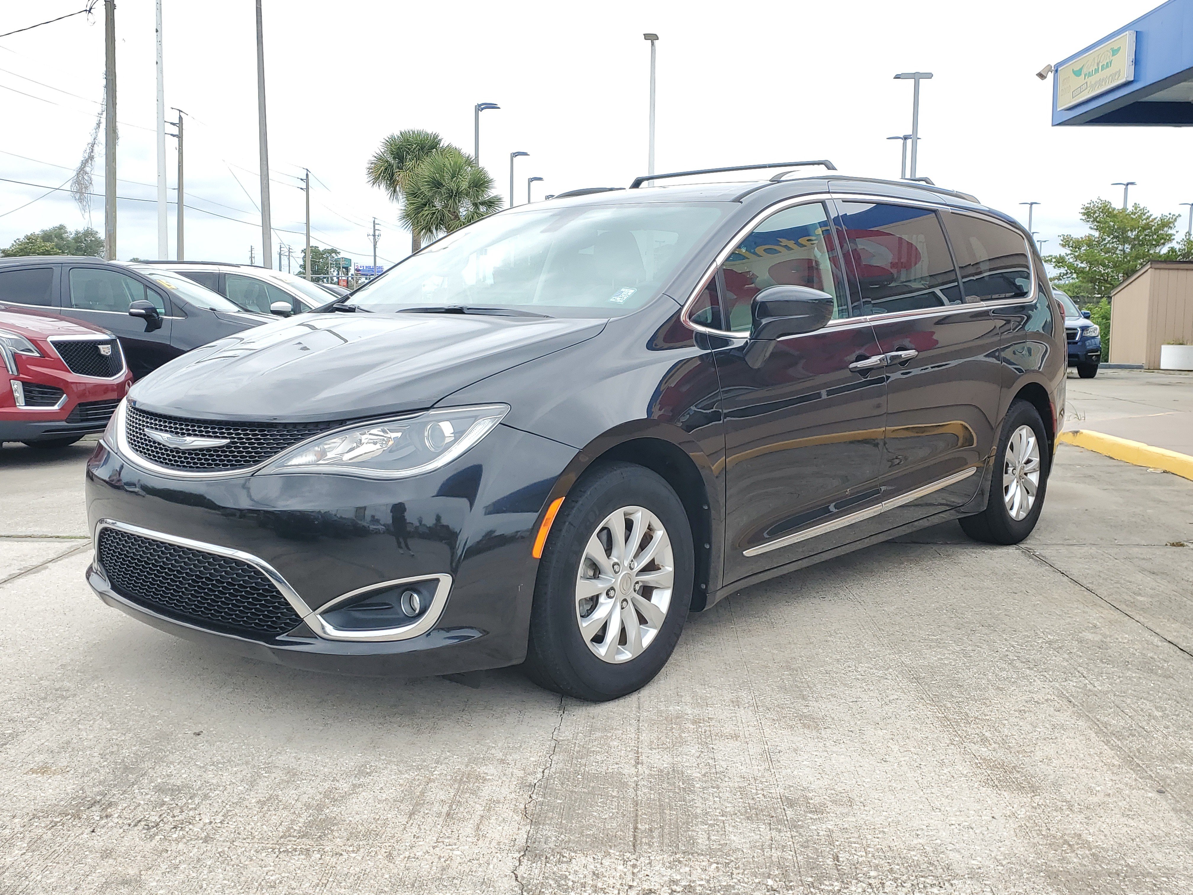 Used 2018 Chrysler Pacifica Touring-L FWD image 2