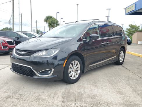 Used 2018 Chrysler Pacifica Touring-L FWD image 2