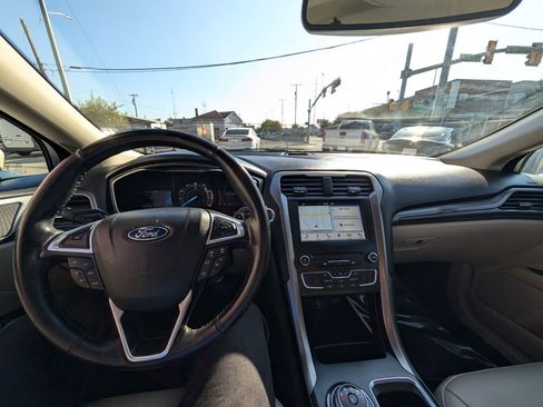 Used 2017 Ford Fusion SE w/ Fusion SE Technology Package image 21