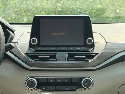 Used 2025 Nissan Altima 2.5 SV FWD image 17