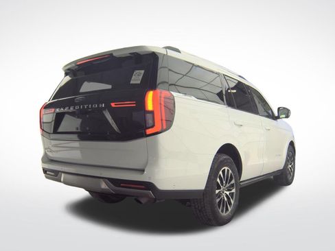 Used 2025 Ford Expedition Platinum image 4