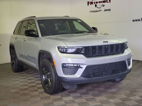 Used 2025 Jeep Grand Cherokee Limited w/ Luxury Tech Group II AWD/4WD image 2