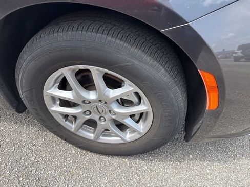 Used 2023 Chrysler Pacifica Touring-L image 7