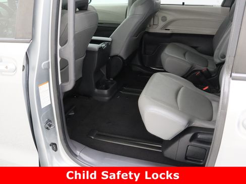 Certified 2023 Toyota Sienna XLE image 28