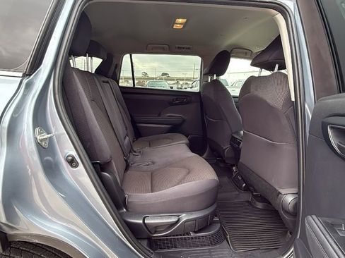 Used 2023 Toyota Highlander LE image 29