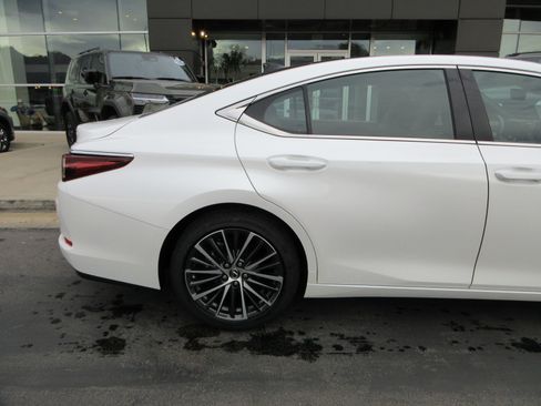 Used 2025 Lexus ES 350 w/ Premium Package FWD image 10