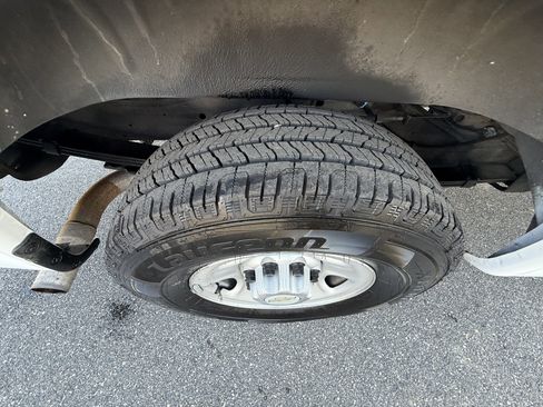 Used 2011 Chevrolet Express 2500 image 20