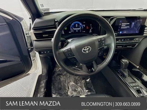 Used 2025 Toyota Camry SE image 11