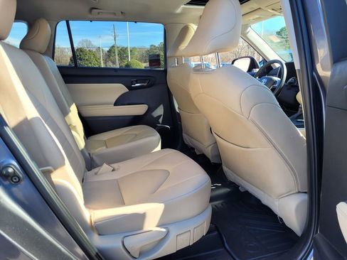Certified 2024 Toyota Highlander XLE image 16