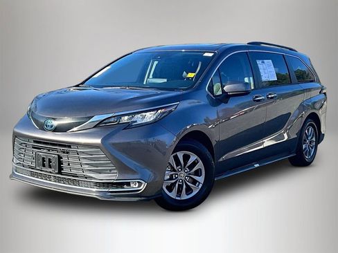 Used 2023 Toyota Sienna XLE image 4