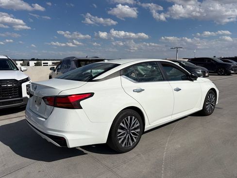 Used 2025 Nissan Altima 2.5 SV FWD image 2