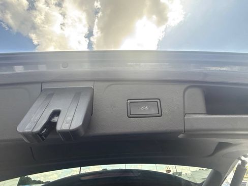 Used 2025 Volkswagen Atlas Peak Edition SE AWD/4WD image 9
