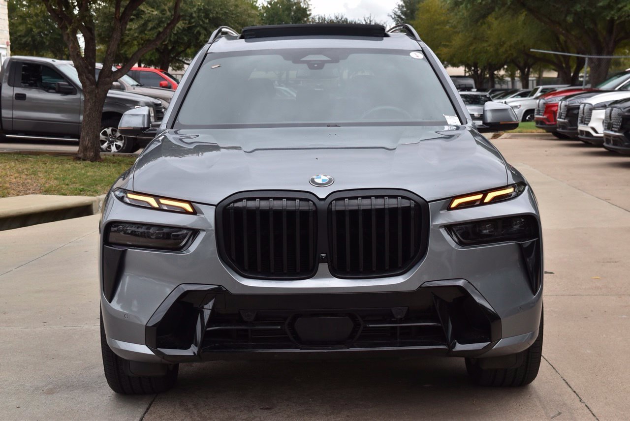 Used 2024 BMW X7 xDrive40i w/ M Sport Package AWD/4WD image 3