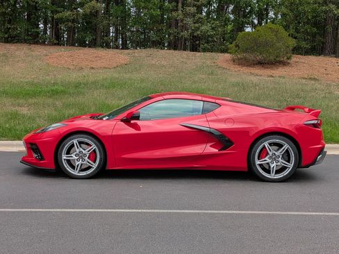 Used 2021 Chevrolet Corvette Stingray Premium Cpe w/ Z51 Performance Package RWD image 2