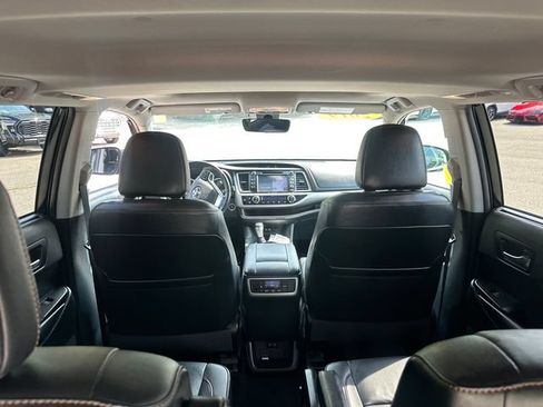 Used 2019 Toyota Highlander XLE AWD/4WD image 14